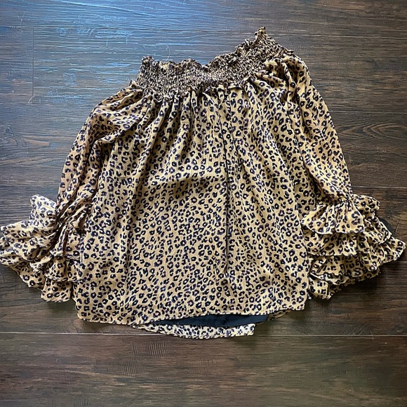 CeCe Off Shoulder Ruffle Leopard Print Top Size Medium - Picture 4 of 4